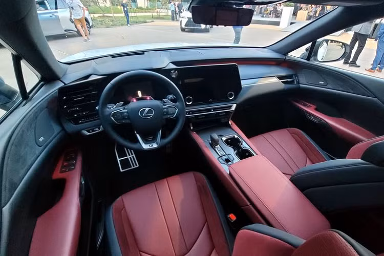 Hệ thống treo sau đa liên kết được nâng cấp đem lại khả năng vận hành êm ái hơn. Lexus RX 500h F Sport Performance 2023 có thiết kế thể thao hơn, xe sẽ được trang bị cản trước / sau mới và lưới tản nhiệt sơn màu đen bóng, bộ mâm "thửa riêng" và cùm phanh 6 piston.