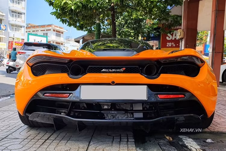Một trong số đó chính là bộ mâm HRE P1SC màu đen làm bằng nhôm nguyên khối có giá 10.000 USD (tương đương khoảng 231 triệu đồng), tuy nhiên, hiện tại xe đã đổi sang mâm màu bạc.