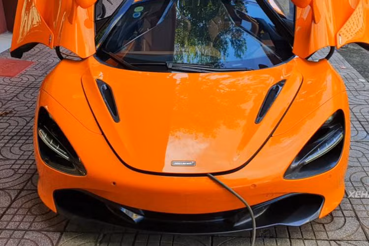 Mức giá xe McLaren 720S khi mới về Việt Nam khoảng hơn 20 tỷ đồng, nó khoác trên mình bộ cánh màu cam bắt mắt, kết hợp phần nóc xe sơn đen. Siêu xe có diện mạo vô cùng khí động học với phần vỏ xe được làm từ các miếng nhôm siêu nhẹ và hệ thống thống khung gầm được làm hoàn toàn từ sợi carbon.