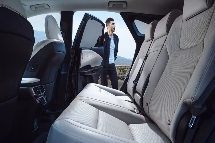 Nếu muốn sở hữu xe có thiết kế thể thao hơn, khách hàng có thể chọn Lexus RX 500h F Sport Performance 2023 với cản trước/sau mới và lưới tản nhiệt sơn màu đen bóng. Bên cạnh đó là vành la-zăng riêng và cùm phanh 6 piston.