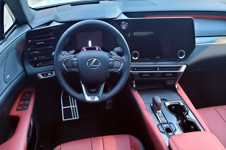 Hiện hãng Lexus chưa công bố thông tin cụ thể về màn hình trung tâm của RX mới. Dự đoán, màn hình cũng có kích thước 9,8 inch ở bản tiêu chuẩn và 14 inch tùy chọn như Lexus NX 2022. Đồng thời, màn hình còn hỗ trợ hệ thống định vị dựa trên đám mây, tính năng trợ lý ảo và cập nhật phần mềm qua WiFi.