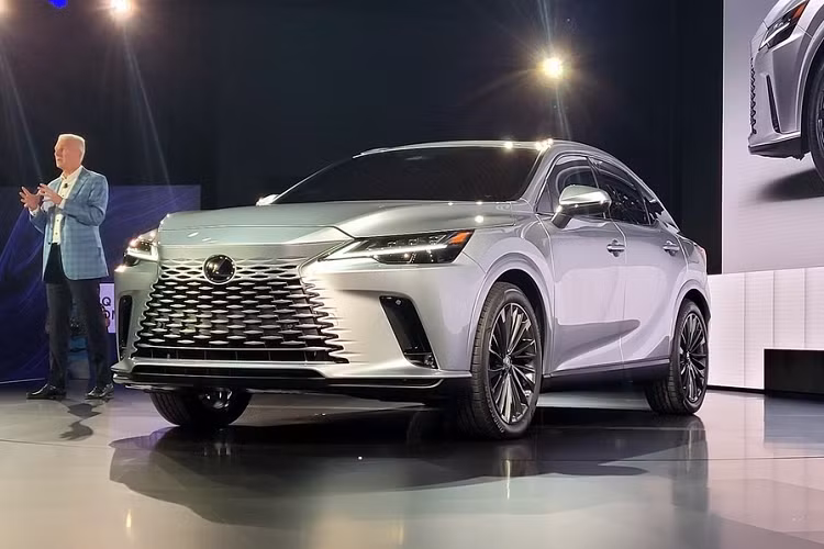 Lần đầu tiên trình làng vào năm 1998, Lexus RX đã nhanh chóng gặt hái thành công tại thị trường Mỹ. Kể từ đó đến nay, mẫu SUV hạng sang này chưa bao giờ hết "hot" dù đã trải qua 4 thế hệ. Trong năm 2021, RX một lần nữa là mẫu xe bán chạy nhất của thương hiệu Lexus tại thị trường Mỹ. Để không đánh mất sức hấp dẫn, Lexus RX 2023 mới đã chính thức được ra mắt tại Mỹ vào ngày 31/5/2022 vừa qua.