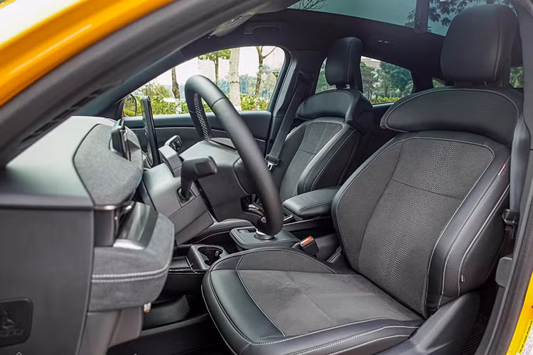 Tuy nhiên, có một con át chủ bài mà các siêu xe trên không thể so sánh được với Ford Mustang Mach-E GT chính là việc xe "bất tử" trước giá xăng tăng cao và chạy 1 mạch từ Sài Gòn đi Cam Ranh, tỉnh Khánh Hòa mà không cần phải quan tâm đến việc tìm kiếm chỗ nào để nạp điện.