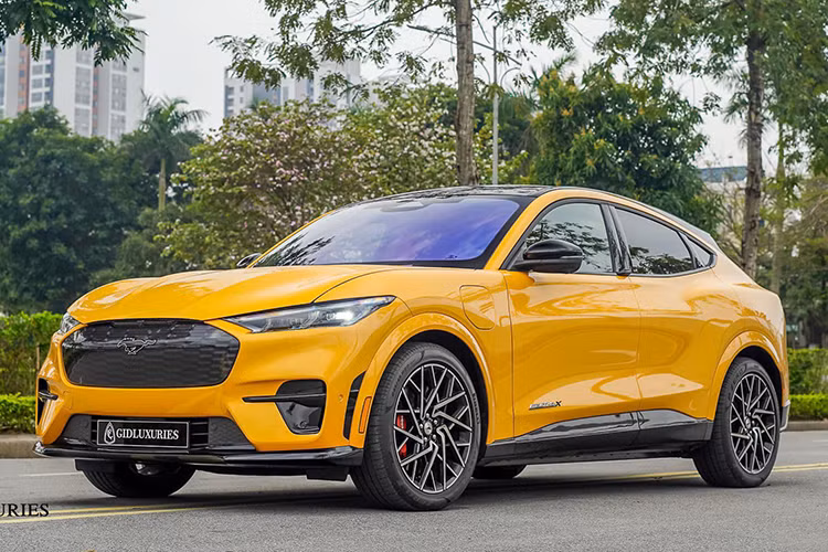 Giá xe Ford Mustang Mach-E GT tại Việt Nam được 1 công ty nhập khẩu tư nhân nhá hàng với con số trên 2xx.000 đô la, ít nhất phải trên 4,6 tỷ đồng. Còn tại thị trường nước ngoài, chiếc xe SUV điện đầu tiên của hãng xe Mỹ có giá trên 1,4 tỷ đồng, đây là giá bán dành cho phiên bản Ford Mustang Mach-E GT.