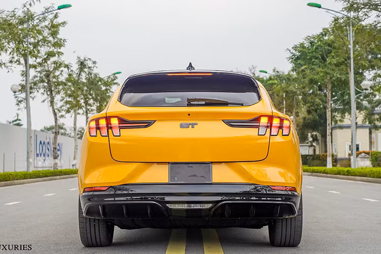Khi cần phải sạc pin cấp tốc, Ford Mustang Mach-E GT dễ dàng hoàn thành việc sạc pin từ 10% lên 80% trong vòng 45 phút nhờ hỗ trợ hệ thống sạc 150 kW, lúc này, chủ xe chỉ việc kết nối với hệ thống sạc nhanh.