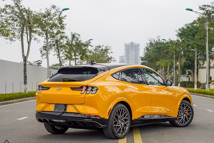 Bỏ ra số tiền tới hơn 4,6 tỷ đồng khách hàng Việt không phải lo ngại giá xăng tăng cao kỷ lục, lý do là Mach-E GT không giống bất kỳ chú ngựa hoang Ford Mustang nào khi được trang bị động cơ điện.