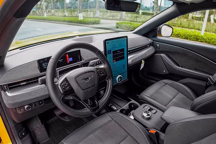 Cụ thể, 2 mô tơ điện của mẫu xe Ford Mustang Mach-E GT đầu tiên về đến dải đất hình chữ S sẽ truyền đến bốn bánh và bơm ra tổng công suất tối đa 480 mã lực cùng mô-men xoắn cực đại 814 Nm. Đây là thông số rất ấn tượng và còn cao hơn 170 mã lực so với xe thể thao Ford Mustang bản tiêu chuẩn sử dụng máy xăng.