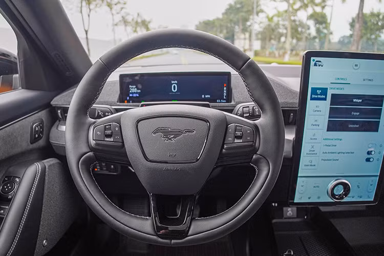 Sức mạnh đáng nể từ khối động cơ điện sẽ giúp chiếc xe SUV Ford Mustang Mach-E GT bản tiêu chuẩn đua nước rút từ vị trí xuất phát lên 96 km/h chỉ trong thời gian 3,8 giây. Khả năng tăng tốc của chiếc SUV điện này không thua kém gì các siêu xe như Lotec Sirius, Ferrari F430 hay Lamborghini Gallardo.