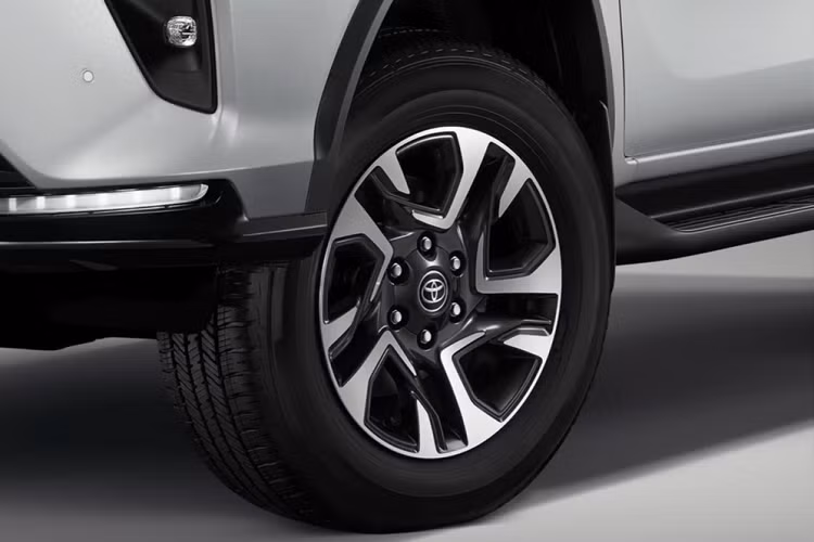 Điểm mới tiếp theo của Toyota Fortuner Leader 2023 nằm ở bệ bước chân màu đen bên sườn, bộ vành hợp kim 18 inch giống phiên bản Legender và nẹp trang trí màu đen trên cửa cốp sau. Ngoài ra, xe còn được bổ sung màu sơn ngoại thất trắng Platinum White Pearl mới.