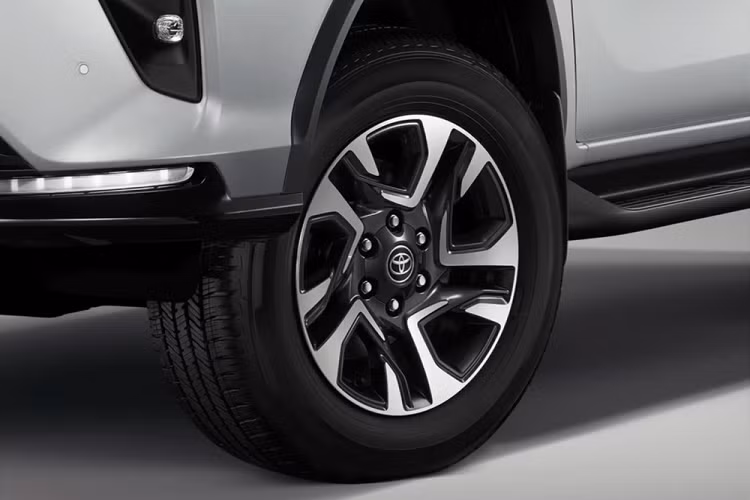 Toyota Fortuner Leader 2023 có 3 bản trang bị, bao gồm G 6AT 4×2, V 6AT 4×2 và V 6AT 4×4. Giá xe Toyota Fortuner bản Leader mới dao động từ 1,371 - 1,56 triệu Baht (khoảng 888 triệu đến 1,01 tỷ đồng). So với phiên bản cũ, xe tăng giá 20.000 Baht (13 triệu đồng).
