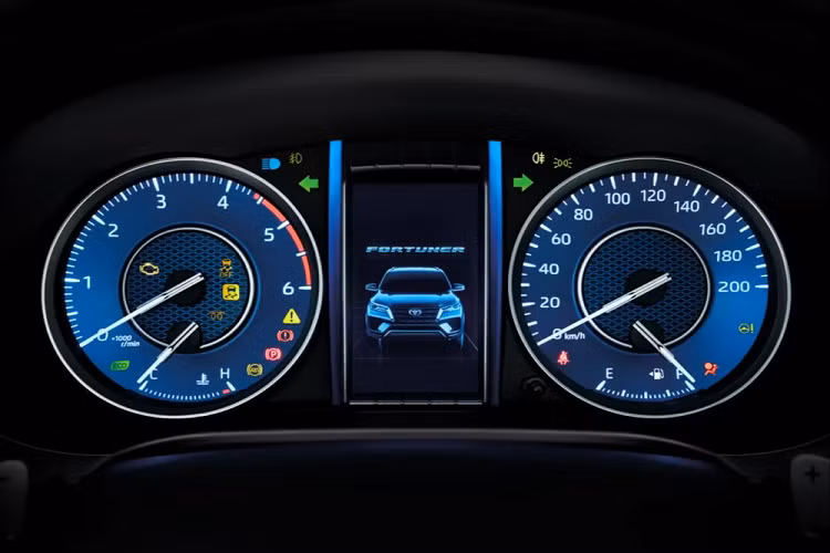 Gương chiếu hậu của xe thêm chống chói, nút bấm khởi động máy, điều hòa tự động, hệ thống âm thanh 6 loa, 2 ổ điện 12V và 1 ổ AC 220V. Ở phiên bản mới, xe có thêm hệ thống lọc không khí PM2.5 mới.