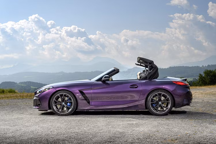 Bản hiệu năng cao của BMW Z4 M40i 2023 mới được trang bị động cơ 6 xi lanh thẳng hàng 3.0 lít tăng áp với công suất 382 mã lực và mô-men xoắn 500 Nm, và có thể tăng tốc từ 0 - 100 km/h trong 4,4 giây.