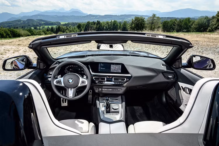 Kể từ đời mới 2023 này, các thành phần thuộc gói trang trí ngoại thất M-Sport gồm một bộ cản trước mạnh mẽ hơn, hai bên hông sâu hơn và bánh xe 18 inch trở thành tiêu chuẩn cho bản sDrive30i.