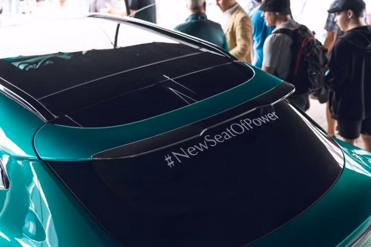 Chưa hết, hệ dẫn động 4 bánh trên Aston Martin DBX707 cũng được tinh chỉnh và bộ vi sai hạn chế trượt nâng cấp. Nhờ đó, chiếc SUV hạng sang có thể tăng tốc 0-100 km/h trong 3,2 giây trước khi đạt tốc độ tối đa 310 km/h, “vượt mặt” cả Bentley Bentayga Speed và Lamborghini Urus.