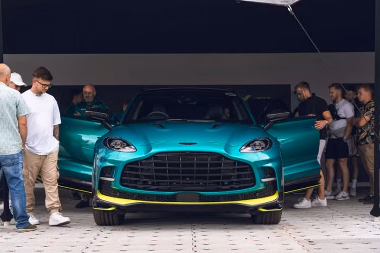  Aston Martin DBX707 2023 mới là mẫu SUV được phát triển dưới dạng phiên bản hiệu suất cao của DBX. Mẫu xe được giới thiệu hồi đầu tháng 2 năm nay và tại Lễ hội Tốc độ Goodwood vừa diễn ra, Aston Martin DBX707 lần đầu được ra mắt công chúng.