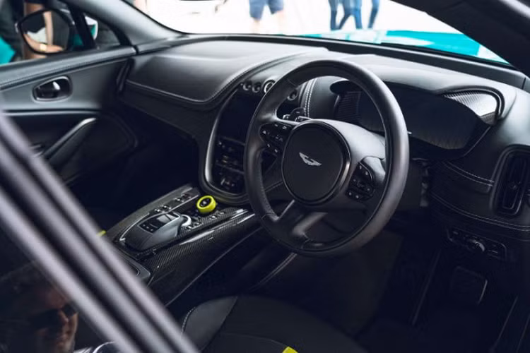 Aston Martin DBX707 còn được nâng cấp khung gầm để có động lực lái cao hơn. Danh sách các tinh chỉnh gồm có hệ thống treo khí nén ba buồng thích ứng mới, lò xo giảm xóc/hệ thống đánh lái/điện tử được tinh chỉnh lại.