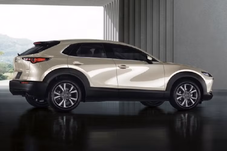 Dù ở bản trang bị nào, Mazda CX-30 2022 tại Thái Lan cũng dùng động cơ xăng Skyactiv-G 4 xi-lanh, dung tích 2.0L với công suất tối đa 165 mã lực và mô-men xoắn cực đại 213 Nm. Động cơ kết hợp với hộp số tự động 6 cấp, tiêu thụ lượng xăng trung bình 15,4 km/lít (khoảng 6,5 lít/100 km). Bên cạnh đó, xe còn có hệ thống điều hướng mô-men xoắn GVC Plus tiêu chuẩn. Tuy nhiên, Mazda CX-30 2022 ở Thái Lan không được trang bị hệ dẫn động 4 bánh toàn thời gian tiêu chuẩn như xe ở Mỹ.