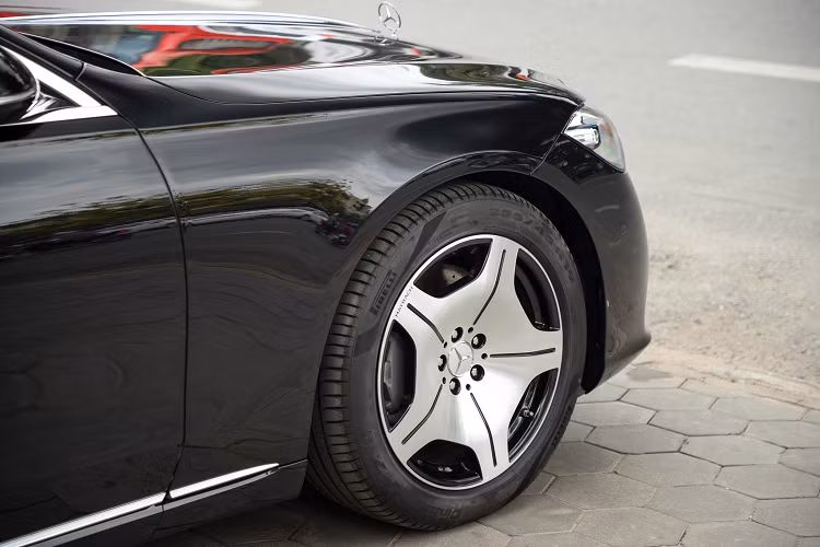 Về thiết kế tổng thể, kích thước các chi tiết nhận diện của dòng Maybach vẫn được giữ lại trên bản giá rẻ này. Về mặt kích thước, Maybach S-Class 2022 có chiều dài 5.468 mm, chiều rộng 1.920 mm, chiều cao 1.508 mm và chiều dài trục cơ sở 3.395 mm. Xe được trang bị bộ mâm thiết kế đặc biệt cho các biến thể Maybach và có kích thước 19 inch. Lưới tản nhiệt gồm 27 nan đặt dọc làm từ kim loại mạ chrome, tích hợp hệ thống radar trước, camera trước và dập dòng chữ Maybach. Các khe hút gió dưới làn từ lưới màu đen và khung kim loại mạ chrome.