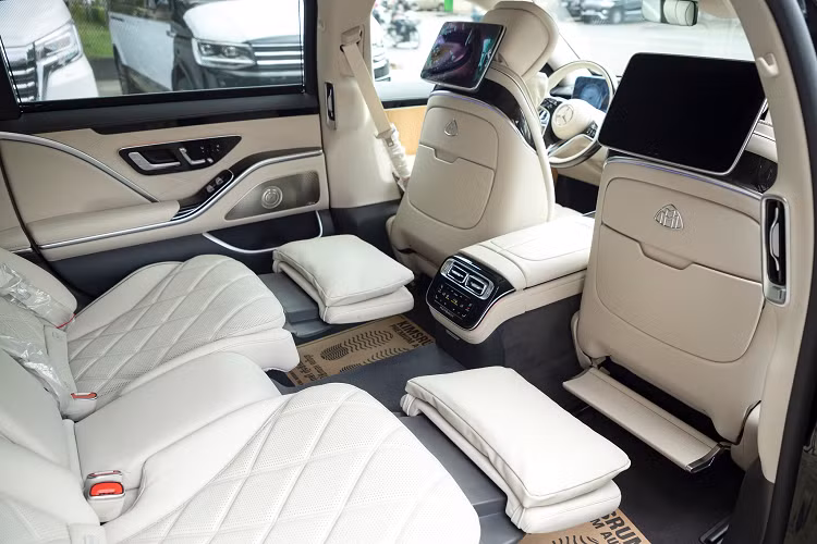 Nội thất bên trong xe siêu sang Maybach S480 được trang bị đơn giản hơn, đặc biệt là khoang sau dành cho ông chủ. Vẫn là 2 ghế ngồi tách biệt nhau nhưng cụm điều khiển ở giữa đã bị loại bỏ các trang bị cao cấp. Ghế ngồi bọc da cao cấp, có đệm bắp đùi và đục lỗ thông hơi, vị trí ghế ông chủ vẫn có 1 bệ đỡ chân gắn tại ghế trước. 2 màn hình giải trí cỡ lớn vẫn xuất hiện tại tựa đầu hàng ghế trước.