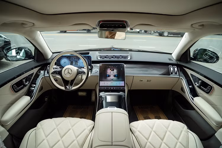 Phiên bản giá rẻ nhất của Maybach S-Class được trang bị đèn pha LED Multibeam tiêu chuẩn và vẫn có tuỳ chọn đèn Digital Light. Tay nắm cửa đặt ẩn, cửa hít và cửa sổ trời toàn cảnh bên trong. Hoàn thiện thiết kế nổi bật là Logo 2 chữ M lồng vào nhau tại 2 bên đuôi xe. Cản sau, cụm đèu hậu đều được thiết kế giống các bản cao.