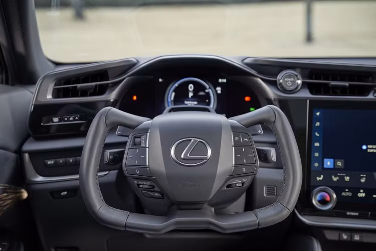 Nguyên lí hoạt động của công nghệ Steer-By-Wire trên Lexus RZ 2023 là thu thập thông tin từ vô lăng thông qua bộ phận có tên Steering Torque Actuator (STA), nắm được tình trạng tiếp xúc giữa bề mặt của lốp xe với bề mặt đường bằng những cảm biến điện tử rồi truyền đến bộ phận xử lí của thước lái có tên Steering Control Actuator (SCA).