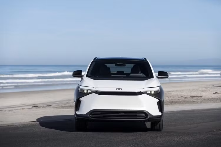 Gần đây nhất, Toyota đã gửi một lá thư cho các chủ sở hữu xe bZ4X, cho biết hãng đang làm việc để tìm ra biện pháp khắc phục lỗi trên xe, đồng thời đưa ra các lựa chọn hỗ trợ khách hàng. Thương hiệu Nhật Bản khẳng định rằng sự an toàn của khách hàng là ưu tiên hàng đầu của hãng.