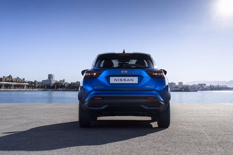 Tại Việt Nam, Nissan Juke cũng từng được phân phối chính hãng nhưng không thành công vì giá bán quá cao, lên đến 1,06 tỷ đồng. Vào năm 2017, mẫu SUV cỡ B này đã biến mất khỏi Việt Nam.