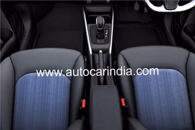 Chưa hết, Suzuki Baleno 2022 còn được trang bị màn hình trung tâm nằm độc lập trên mặt táp-lô, vô lăng vát đáy thể thao, phối 2 màu đen - bạc và bảng đồng hồ mới với màn hình đa thông tin ở giữa. Những thay đổi khác của mẫu xe hatchback hạng B này bao gồm núm xoay chỉnh điều hòa cũng như thiết kế ghế trước và ghế sau mới.