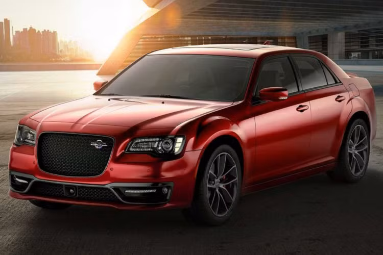  Chrysler 300C 2023 mới đã chính thức được ra mắt và ngay lập tức nó đã thu hút sự chú ý của những tín đồ xe thể thao. Chỉ sau 12 giờ kể từ thời điểm mở bán, hãng đã thông báo toàn bộ 2.200 chiếc xe dự kiến bán ra thị trường đã có người đặt mua. Trong tổng số 2.200 chiếc Chrysler 300C 2023, có 2.000 chiếc được bán tại thị trường Mỹ và 200 chiếc còn lại dành cho thị trường Canada.