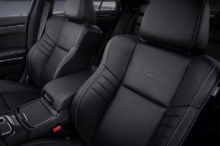 Là mẫu xe đánh dấu sự kết thúc của dòng C300 đình đám, Chrysler 300C 2023 được sản xuất giới hạn với 3 màu sơn chủ đạo là trắng Bright, đỏ Velvet và đen Gloss.
