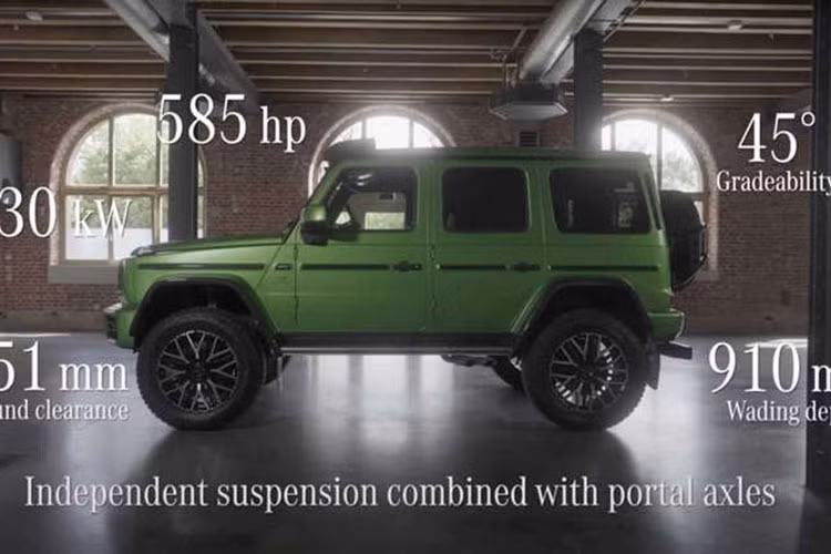 Chưa hết, Mercedes-AMG G63 4x4² còn được nâng cấp cả hệ thống treo và bổ sung hệ thống cầu trục gián tiếp (portal axle) để nâng cao gầm. Trong khi đó, hệ thống treo độc lập phía trước của dòng Mercedes-Benz G-Class thế hệ hiện tại vẫn được giữ lại trên xe. Theo hãng Mercedes-Benz, Mercedes-AMG G63 4x4² có chiều cao gầm tăng lên 350 mm và khả năng lội nước 909 mm.