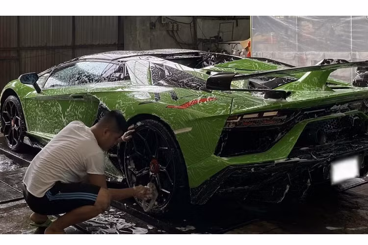 Thông tin chúng tôi tìm hiểu có được, chiếc xe Lamborghini Aventador SVJ mui trần màu xanh lá mới lăn bánh tại Đà Nẵng chỉ có đúng 800 xe trên toàn thế giới và là xe thứ 3 được nhìn thấy xuất hiện tại Việt Nam, 2 xe đầu tiên mang màu vàng và cam.