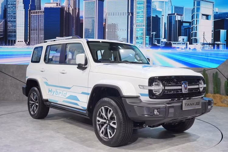 Tuy nhiên, khác với xe ở Trung Quốc, mẫu xe SUV TANK 300 2022 dành cho Thái Lan được trang bị hệ truyền động hybrid (HEV) hoàn toàn mới. Cụ thể, TANK 300 HEV 2022 được trang bị động cơ xăng 4 xi-lanh, tăng áp, dung tích 2.0L, kết hợp cùng mô-tơ điện, tạo ra công suất tổng cộng 245 mã lực và mô-men xoắn cực đại 385 Nm. Sức mạnh được truyền tới bánh thông qua hộp số tự động 9 cấp.