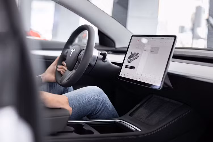 Mặc dù có thể sử dụng chìa khoá ảo hoặc remote để mở xe, tuy nhiên Tesla vẫn khuyến khích các khách hàng của mình luôn mang theo thẻ NFC như 1 phương án dự phòng trong trường hợp làm mất remote hay điện thoại, hay đơn giản là điện thoại hết pin. Do đó hầu hết các chủ xe Tesla đều sử dụng những chiếc thẻ NFC để mở xe của họ và khởi động hệ thống điện, động cơ xe.