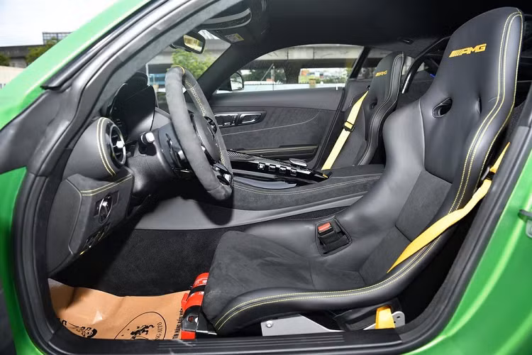 Bên trong khoang lái siêu xe Mercedes-AMG GT R nhập không chính hãng thứ 3 về nước có bậc cửa được ốp carbon cùng dòng chữ AMG phát sáng, xe có ghế ngồi bọc da Alcantara với các chỉ may màu vàng, logo AMG và dây đai an toàn cũng được nhuộm vàng.