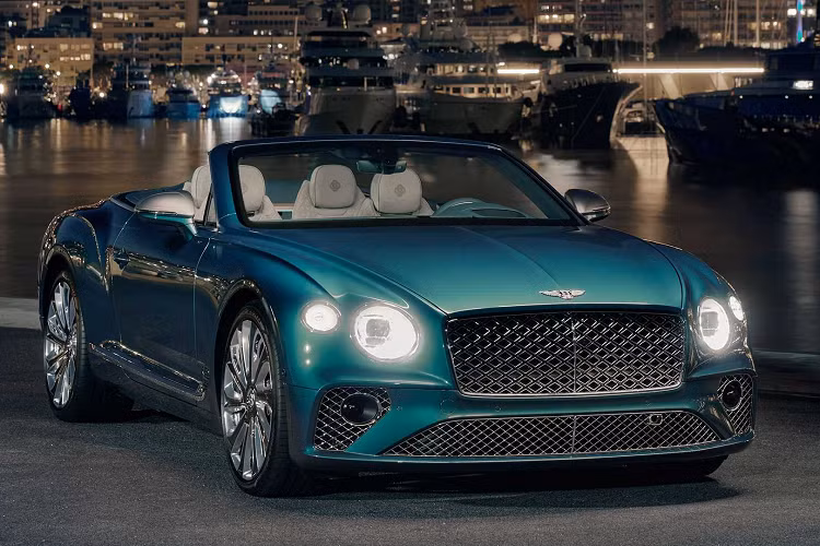  Bentley Continental GT Convertible 2023 mới có 3 tông màu ngoại thất phản phất màu xanh của biển Địa Trung Hải gồm Xanh Aegean, Xanh Aquamarine và Xanh Ca-ri-bê. Ngoài điểm nhấn bởi màu sắc ngoại thất, bộ sưu tập Mulliner Riviera còn bổ sung body kit bằng sợi carbon. Chỉ có 3 chiếc Continental GT Convertible được sản xuất trên toàn thế giới.