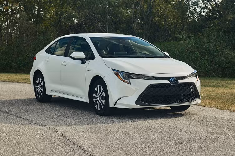  7 Toyota Corolla Hybrid LE Toyota Corolla Hybrid là một chiếc sedan đẹp mắt với những cập nhật đáng kể về kiểu dáng và hệ thống truyền động cho năm 2023, nhưng lại có giá rất phải chăng. Corolla Hybrid LE hiện có sẵn tùy chọn AWD và có giá khởi điểm 22.800 USD. Hybrid LE AWD trang bị hệ truyền động hybrid 4 xi-lanh, dung tích 1,8 lít, tạo ra công suất 134 mã lực và mô-men xoắn 156 lb-ft.