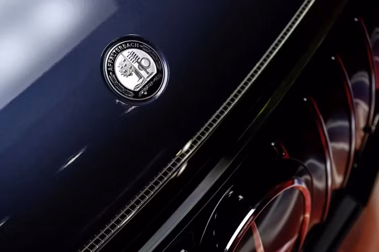 Trong khi vô-lăng là loại 3 chấu kép đáy bằng AMG Performance với nhiều nút chức năng và lẫy chuyển số. Xe được trang bị màn hình Hyperscreen tràn viền đi kèm giao diện MBUX có thêm tính năng AMG Track Pace (ghi lại thời gian hoàn thành vòng đua và so sánh giữa các vòng chạy).
