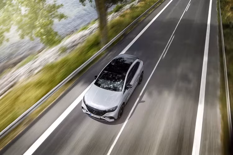 Hệ thống giả lập âm thanh “AMG Sound Experience” với các tùy chọn khác nhau giúp mô phỏng lại âm thanh phấn khích của động cơ xăng cũng có mặt, nhằm mang đến trải nghiệm tốt hơn cho người dùng thích sự thể thao trên một chiếc xe thuần điện.
