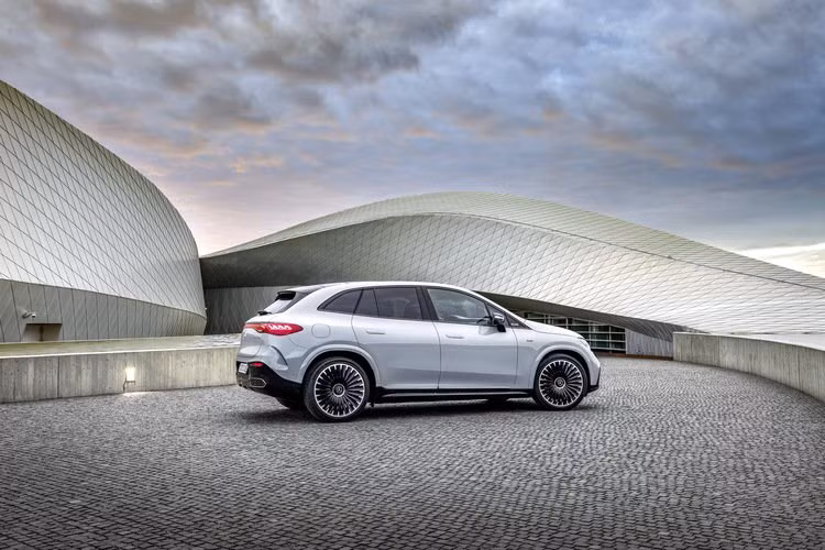 Bản thân chiếc Mercedes-Benz EQE AMG SUV chạy điện tiêu chuẩn đã sở hữu ngoại hình mang phong cách tương lai khá đặc biệt, thế nên với 2 phiên bản AMG xe chỉ được thay đổi nhẹ ở một số chi tiết để có ngoại hình thêm phần mạnh mẽ.