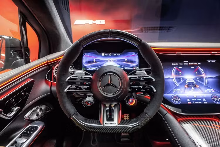 Chưa dừng lại ở đó, cả 2 phiên bản AMG của EQE SUV còn sử dụng hệ thống treo khí nén AMG Ride Control + với Hệ thống giảm xóc thích ứng, đi cùng với đó là hệ dẫn động 4 bánh. Xe đi kèm với mâm 21 inch là tiêu chuẩn kết hợp cùng lốp Michelin Pilot Sport EV MO1, người dùng cũng có thể tùy chọn mâm 20 hoặc 22 inch.