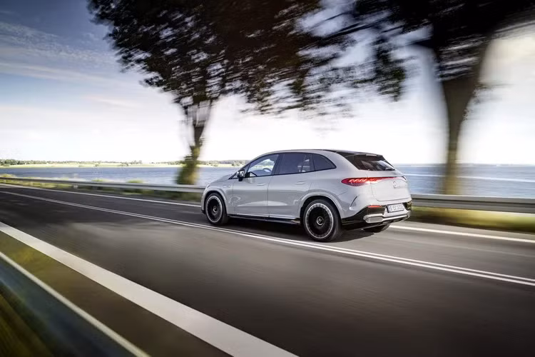Hãng xe Đức còn trang bị gói AMG Active Ride Control lên EQE 53 4Matic với khả năng ổn định thân xe bằng điện cơ, mang đến sự linh hoạt khi xe di chuyển trên các điều kiện địa hình khác nhau.