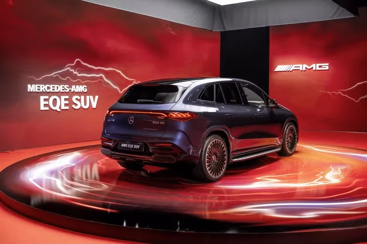 Người dùng còn có thể tùy chọn gói AMG Dynamic Plus trên Mercedes-AMG EQE 53 4Matic, giúp xe mở rộng thêm với 2 chế độ Race Start và Boost đẩy mức công suất của xe lên đến 687 mã lực và mô-men xoắn 1000 Nm, giúp xe tăng tốc từ 0–100 km/h chỉ trong 3,5 giây và tăng tốc độ tối đa lên 240 km/h.