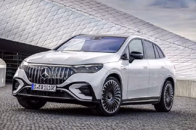 Như vậy, bên cạnh 3 phiên bản tiêu chuẩn thì mẫu xe chạy điện EQE SUV còn được Mercedes-Benz tung ra thêm 2 phiên bản hiệu năng cao đến từ bộ phận AMG. Cả 2 mẫu Mercedes-Benz EQE AMG 2023 mới đều sở hữu ngoại hình thể thao cùng hiệu suất vận hành mạnh mẽ hơn hẳn các phiên bản tiêu chuẩn.