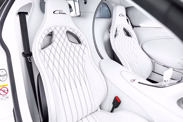 Ngoài thất của chiếc Chiron này được sơn màu trắng Glacier White, khoang nội thất được bọc chất liệu da cao cấp màu trắng. Ngoài ra, các chi tiết ở ngoại thất của xe như lưới tản nhiệt, các phần đường viền hay mâm xe đều được hoàn thiện và được mạ chrome, từ đây đem đến một diện mạo đầy sang trọng cho mẫu Hypercar hàng đầu trên thế giới.