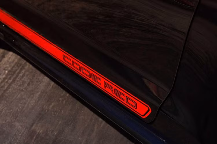 Ngoài những khác biệt về hình ảnh so với Shelby GT500 thông thường, phiên bản giới hạn Code Red còn được trang bị động cơ V8, dung tích 5.2 lít mạnh mẽ với các thành phần hiệu suất cao, được tăng cường bởi hệ thống tăng áp kép làm mát liên tục cao cấp, hệ thống nhiên liệu mới và hệ thống quản lý động cơ.