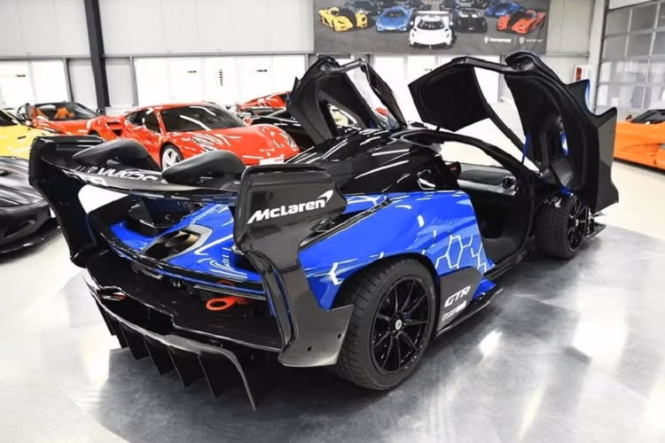 Về truyền động, Senna GTR được trang bị động cơ V8 4.0L, sản sinh công suất tối đa lên đến 823 mã lực, với trọng lượng 1188 kg, xe có tỷ lệ công suất / trọng lượng đạt mức 694 mã lực/tấn. Chưa hết, siêu phẩm này còn có hệ thống treo được thừa hưởng từ xe đua GT3 của McLaren.