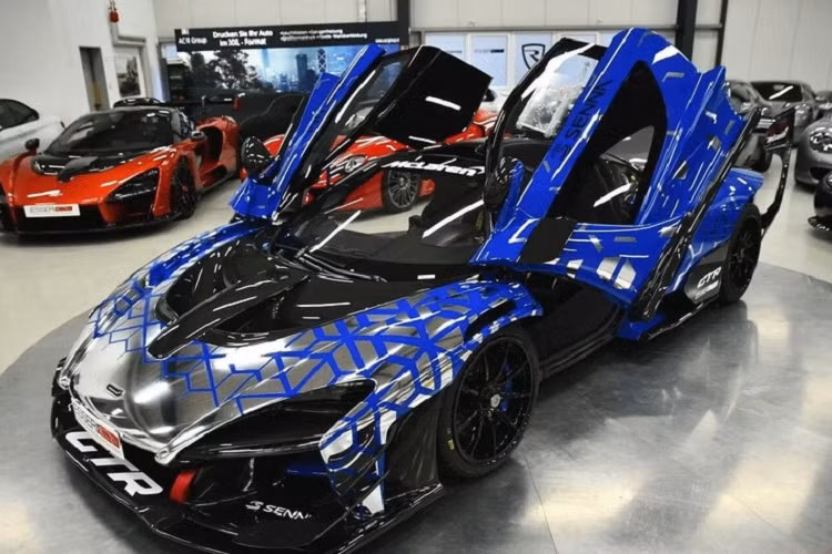 Bản GTR có cân nặng tương đương với Senna nhưng mạnh mẽ hơn, lực ép xuống đường của bản GTR cũng ấn tượng hơn rất nhiều, lên tới hơn 1.000 kg.