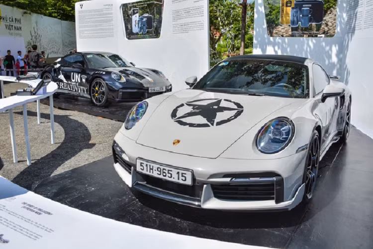 Ông Đặng Lê Nguyên Vũ không trưng bày loạt siêu xe đắt đỏ như Bugatti Veyron, Porsche 918 Spyder, McLaren Senna hay Ford GT, mà chọn những chiếc xe tương đồng triết lý với sản phẩm cà phê của thương hiệu. Trong hình là cặp đôi Porsche 911 Turbo S và Porsche 911 Turbo Coupe.