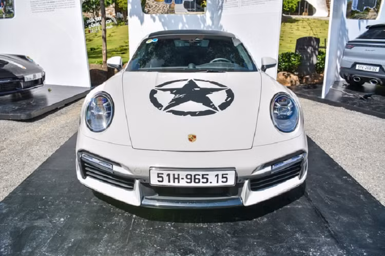 Tại Việt Nam, Porsche 911 Turbo S (màu trắng) và Porsche 911 Turbo Coupe (màu đen) có giá bán khởi điểm 15,33 tỷ đồng và 13,03 tỷ đồng. Phiên bản Turbo S mạnh mẽ hơn nhờ khối động cơ 6 xy-lanh 3.8L, tăng áp kép, cho công suất 650 PS và mô-men xoắn 800 Nm. Thời gian tăng tốc 0-100 km/h trong 2,7 giây. Có thể nói, ông Đặng Lê Nguyên Vũ là “fan cuồng” của thương hiệu Porsche. Ngoài hai mẫu xe kể trên, ông còn sở hữu hàng hiếm 918 Spyder, 930 Turbo hay 911 GT3 đời 2022.